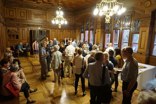 Anstossen auf die 150. Synode im Vorzimmer des Grossratssaals im Basler Rathaus. (Foto: Meinrad Stöcklin)