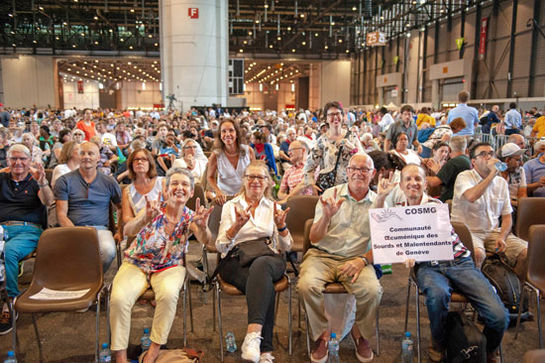 Bei der Papstmesse herrschte fröhliche Stimmung in der Halle – wie bei dieser ökumenischen Gruppe von Schwerhörigen aus der Region Genf. (Foto: Joanna Lindén-Montes/WCC)