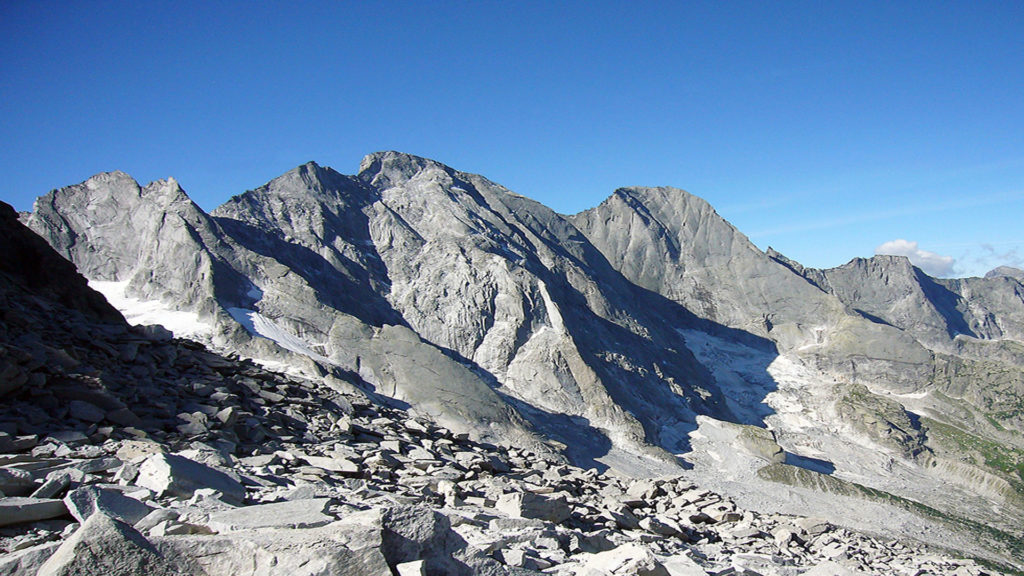 Piz Cengalo im Jahr 2008, vor den Bergstürzen 2011 und 2017, in denen sich mehrere Millionen Kubikmeter Gestein lösten.|© wikimedia/Anidaat