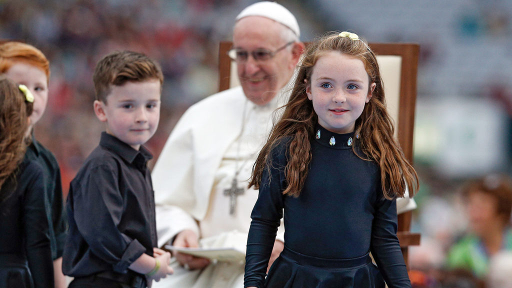 Papst Franziskus empfängt Kinder beim Weltfamilientreffen im Croke Park Stadium in Dublin am 25. August 2018. | © KNA-Bild