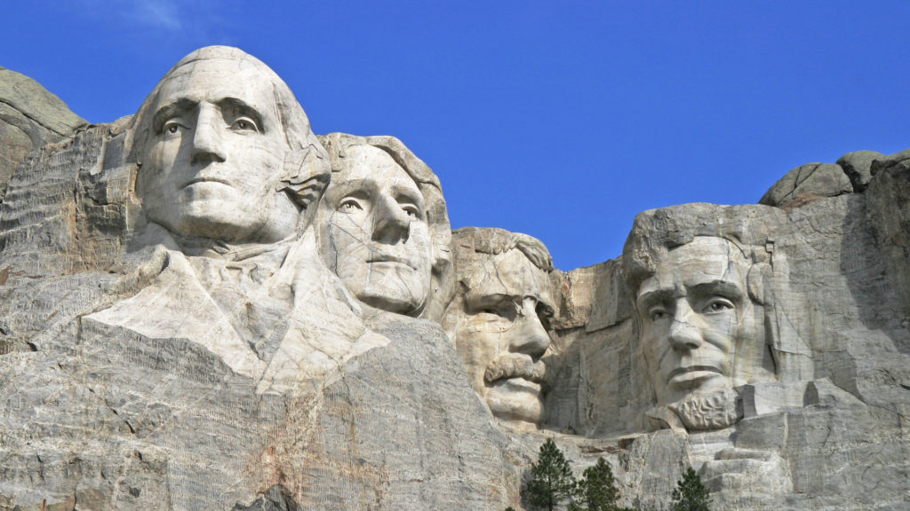Charakterköpfe aus Granit: Das Denkmal am Mount Rushmore in Süddakota, mit den Gesichtern der US-Präsidenten (von links) George Washington, 
Thomas Jefferson, Theodore Roosevelt und Abraham Lincoln. | © Dean Franklin/wikimedia