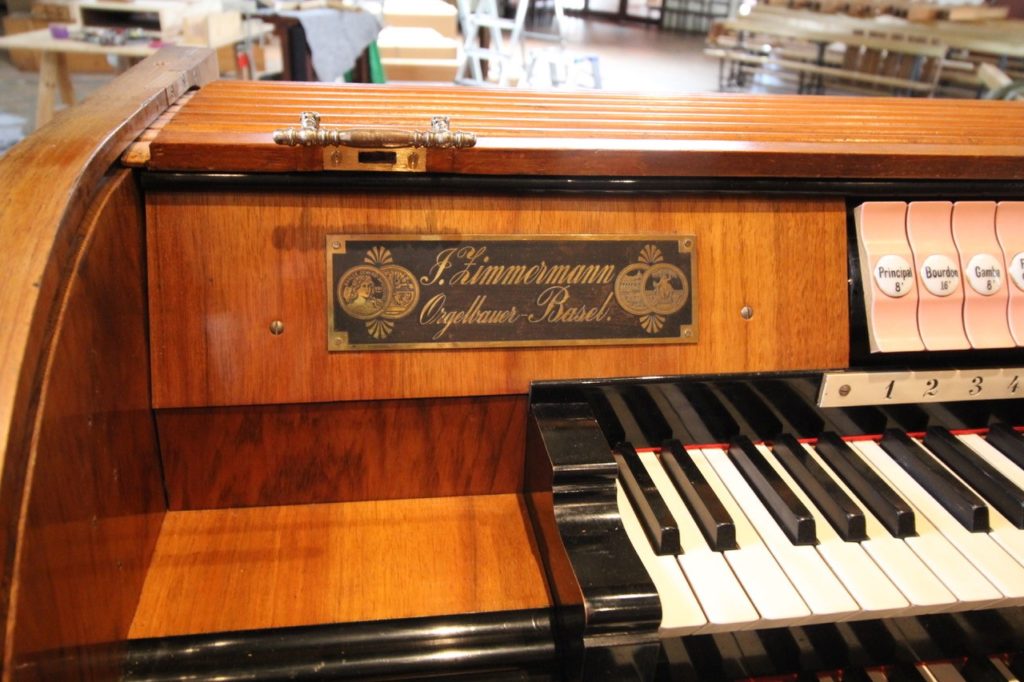 Eine rund hundertjährige Zimmermann-Orgel ist das neue musikalische Herzstück der Pfarrei Dreikönig in Füllinsdorf. | © zvg 