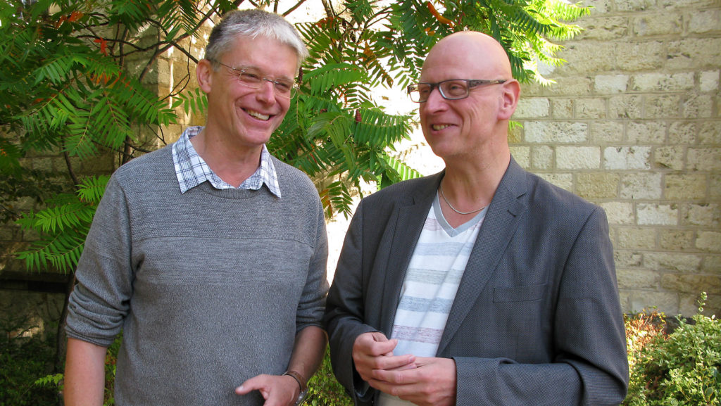 Der Musiker Raphael Immoos (links) und der Binninger Diakon Markus Wentink haben zusammen ein Rahmenprogramm zu den Texten von Bachs Johannespassion ausgeheckt. | © Christian von Arx

