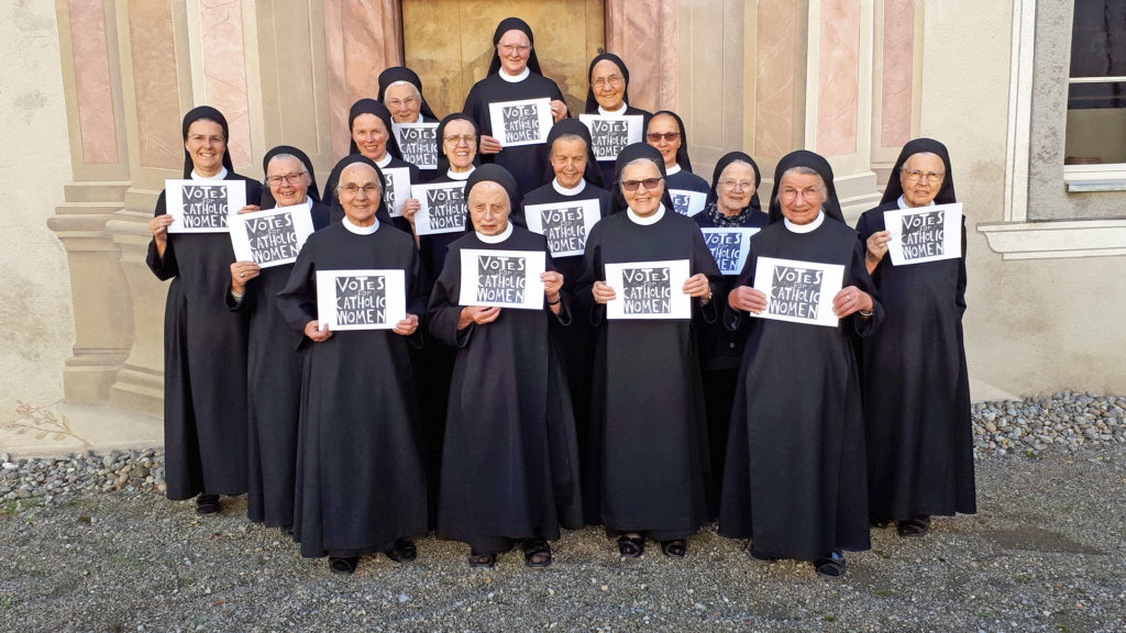 Schon im Oktober 2018 zeigten diese 15 Benediktinerinnen des Klosters Fahr ihre Unterstützung für das Stimmrecht der Ordensfrauen an der Bischofssynode (Priorin Irene Gassmann ganz links). | © Kloster Fahr