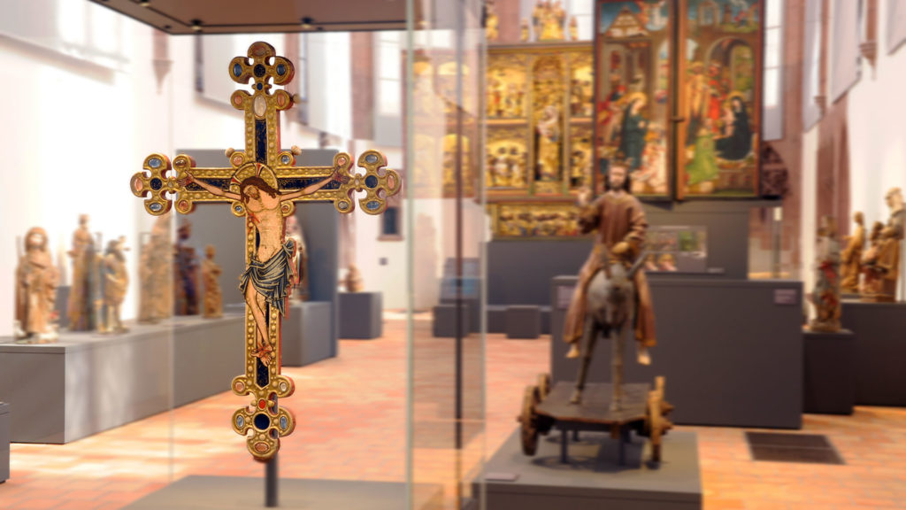 Das Leiden Jesu am Kreuz steht im Zentrum der christlichen Religion (Bild aus der Ausstellung «Glaubenswelten des Mittelalters» im Historischen Museum Basel). | © HMB Natascha Jansen