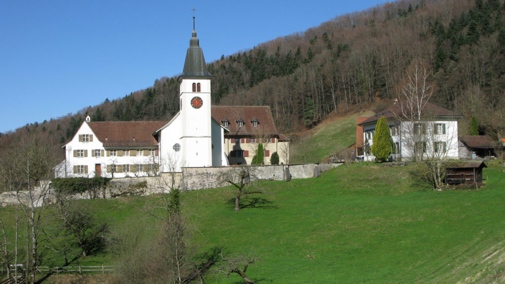 Die Gebäude des ehemaligen Benediktinerklosters mit der Pfarrkirche von Beinwil liegen auf einer Anhöhe über der Lüssel im solothurnischen Bezirk Thierstein. | © Christian von Arx


