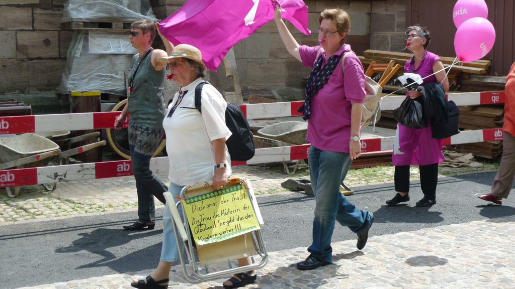 Protest von Kirchenfrauen hat viele Formen: Am Frauenaktionstag vom 14. Juni 2011 war in Basel diese Gruppe mit der Forderung nach dem Diakonat der Frau unterwegs zur Pfalz. | © Esther Suter/Archiv kh
