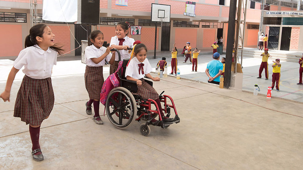 Ángeles und ihre Freundinnen Melanie, Camila und Sol auf dem Pausenhof ihrer Schule in Lima. | © Missio