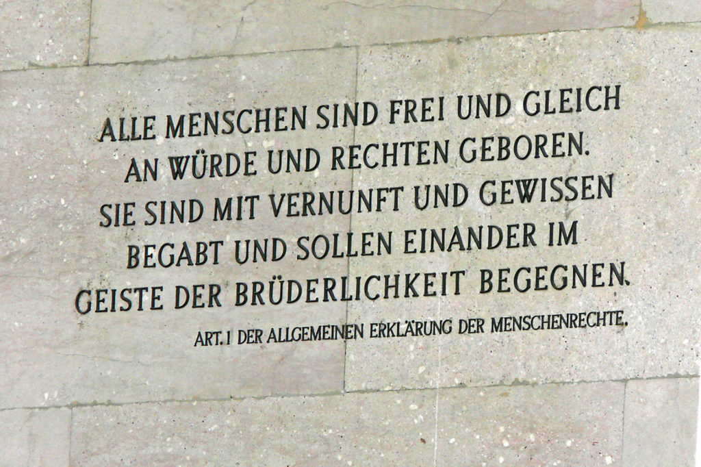 Diese Inschrift wurde anlässlich des 50. Jahrestages der Menschenrechtsdeklaration an der Fassade des österreichischen Parlamentsgebäudes in Wien angebracht. | © wikimedia, Ursularegina
