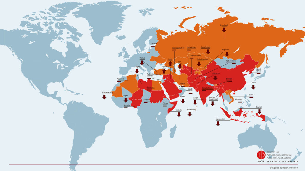 Der Bericht stellt in 38 Ländern systematische Verletzungen der Religionsfreiheit fest: In 21 Ländern (rot) gibt es Verfolgungen, in weiteren 17 Ländern (orange) Diskriminierungen von religiösen Gruppen. Ein Pfeil nach oben zeigt eine Verbesserung, ein Pfeil nach unten eine Verschlechterung der Lage an. | © Kirche in Not Schweiz