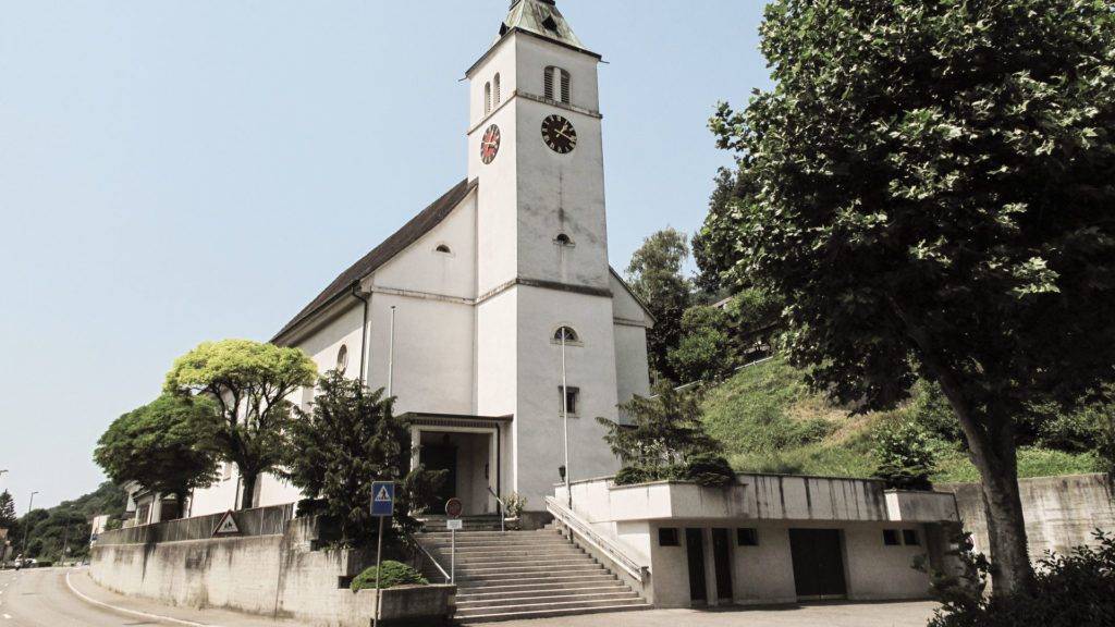 Die 1835 erbaute Kirche St. Laurentius in Grellingen im Laufental. | © Michielverbeek/wikimedia