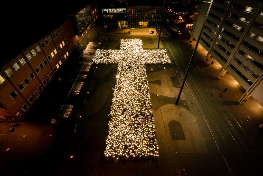 Einer der Höhepunkte der Feier war das aus den 5800 Teilnehmern geformte, 70 Meter lange und 40 Meter breite Kreuz, das in der Silvesternacht den gesamten Messeplatz überspannte. | © PraiseCamp18, Timo Kellenberger