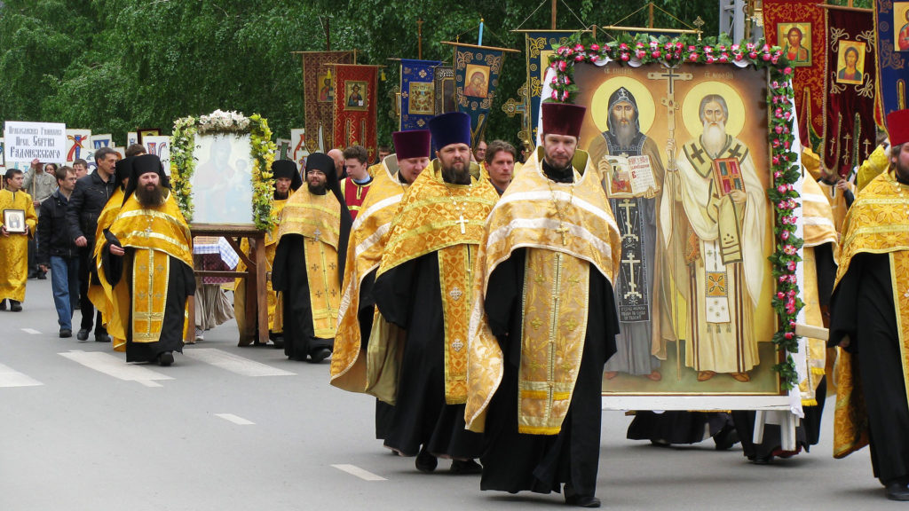Cyrill und Methodius, deren Bild hier bei ­einer Kreuzprozession in Nowosibirsk zu ­sehen ist, engagierten sich auf unterschied­li­che Weise im gleichen Projekt. | © wikimedia/Testus