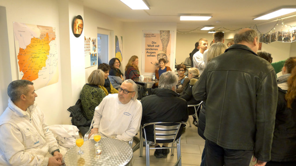 Anstossen auf die neue Bleibe: Eröffnungsapéro im Café-Treffpunkt des Oekumenischen Seelsorgedienstes für Asylsuchende.  | © Regula Vogt-Kohler 