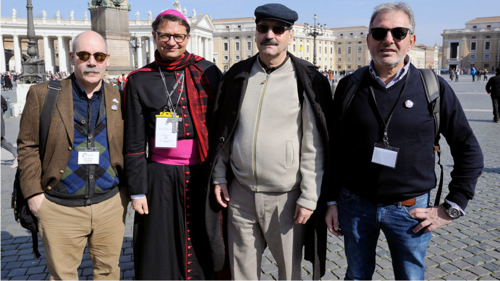 Bischof Felix Gmür traf sich in Rom 
mit den Missbrauchsopfern (von links) Jean-Marie Fürbringer, Jacques Nuoffer und Valerio Maj aus der Schweiz. | © Katarzyna Artymiak
