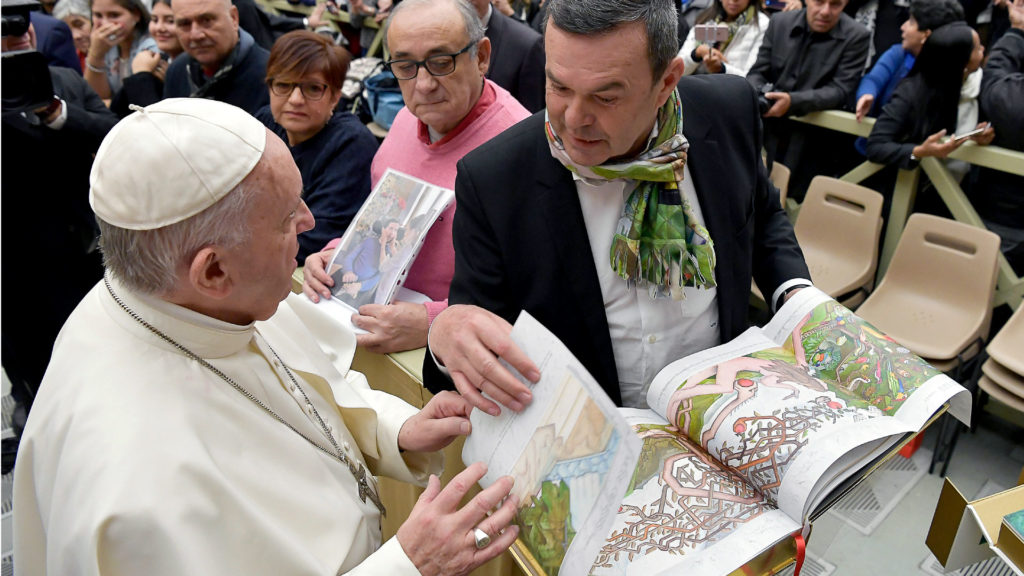 Martin Wiedmann, der Sohn des Künstlers, übergibt Papst Franziskus bei der Generalaudienz am 20. Februar das Exemplar Nummer eins der Wiedmann-Bibel. | © Servizio Fotografico Vaticano