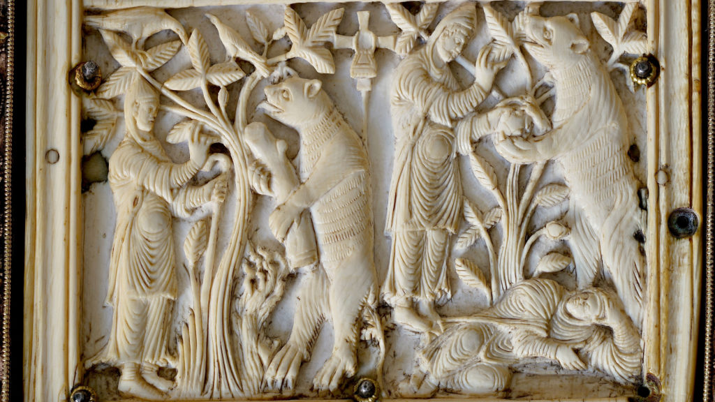 Das älteste Gallusbild, um 895, Rückseite des Prachteinbandes des Evangelium Longum. Das Detail zeigt die Legende von Gallus und dem Bären. | © Stiftsbibliothek St.Gallen
