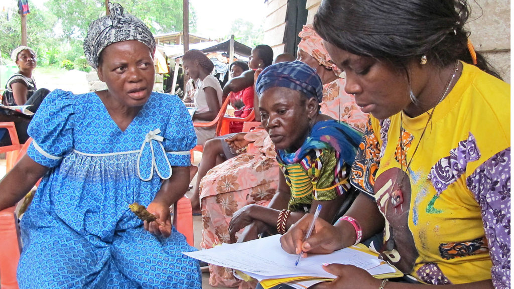 Rechtsberatung ist zentral: Im Auftrag einer Partnerorganisation von Brot für alle in Kamerun 
informiert eine Anwältin Frauen über ihre Rechte. | © Brot für alle/Tina Goethe

