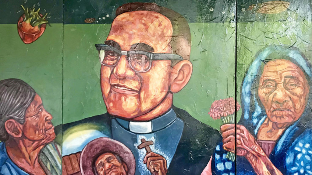 Der 1980 ermordete Erzbischof Oscar ­Romero wurde vom Volk in El Salvador schon lange vor seiner 
Heiligsprechung 2018 verehrt (Darstellung im «Centro de Arte 
para La Paz» in der Kleinstadt Cinquera, die während des 
Bürgerkriegs der 1980er-Jahre nahezu ausgelöscht wurde). | © Elisabeth Bachem