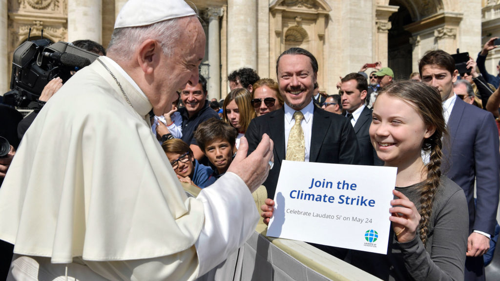 Sie engagieren sich beide für die Erhaltung der Schöpfung: die schwedische Klimaaktivistin Greta Thunberg und Papst Franziskus bei der Generalaudienz in der Karwoche. | © KNA-Bild