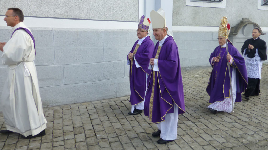 Da ahnte noch niemand etwas von seiner Ernennung: An der Priesterweihe vom 6. April in Schwyz schritt Bischof Peter Bürcher (3. von links) direkt vor Bischof Vitus Huonder zur Kirche. | © kath.ch
