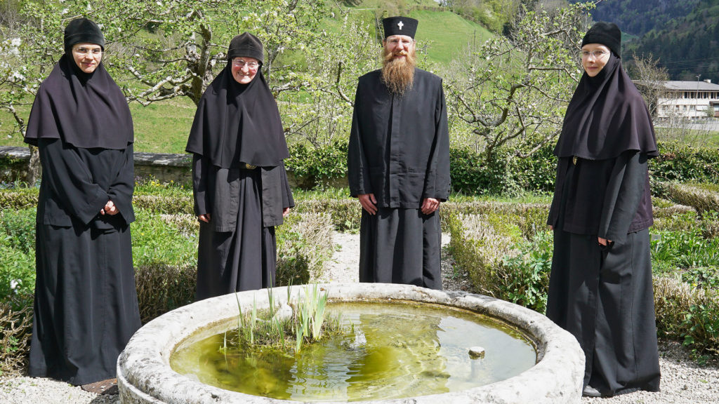 Sie leben seit Mitte Januar im Kloster Beinwil (von links): Schwester Ionia und Schwester Agapia, Abt Archimandrit Damaskinos, Äbtissin Archontia. | © Vera Rüttimann
