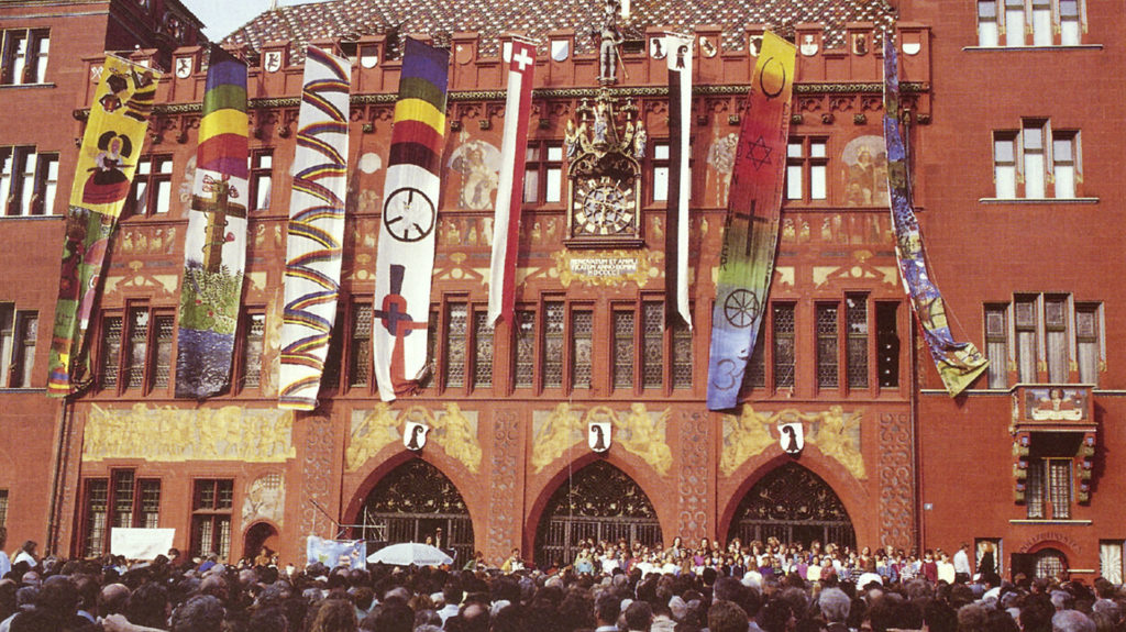 Zur Eröffnungsfeier auf dem Marktplatz hingen am Basler Rathaus bunte Fahnen, gestaltet von Schulkindern aus der Region. | ©Kurt Wyss