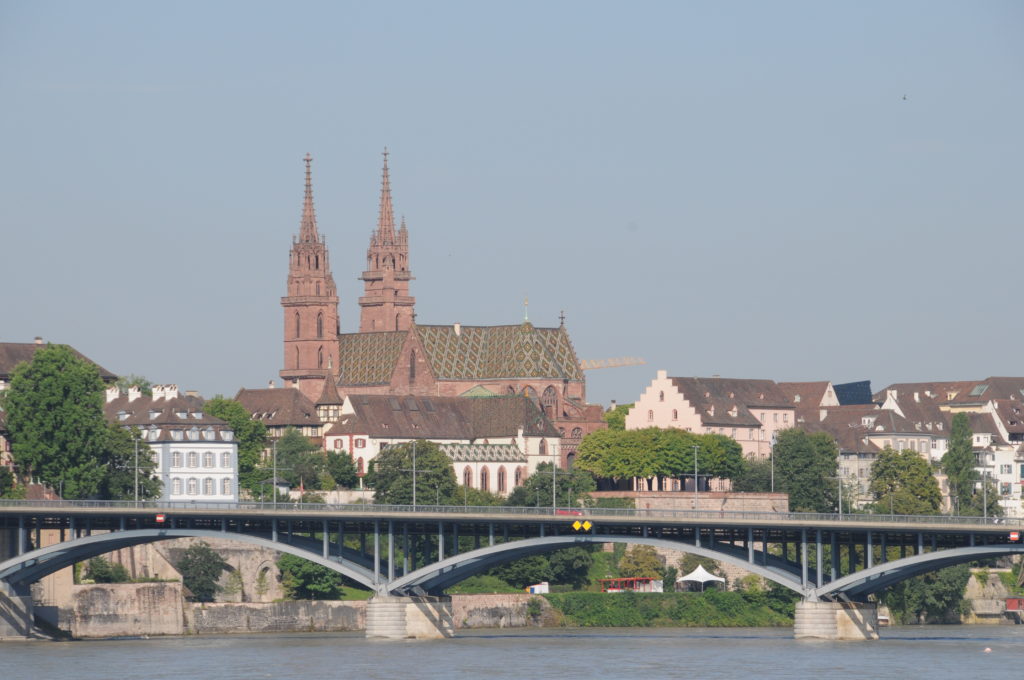 Blick vom Kleinbasler Rheinufer auf das Basler Münster. | © Archiv kh