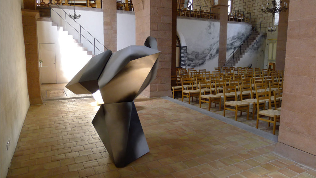 Kunstobjekte in der Basler Predigerkirche: im Vordergrund die Skulptur «vergehen», hinten das Wandbild «Ventil». | © Regula Vogt-Kohler
