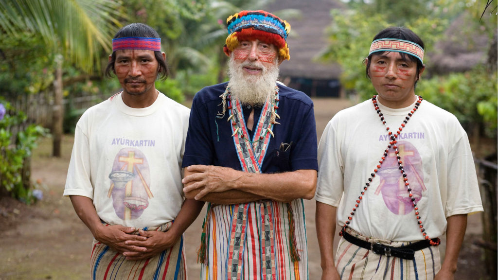 Seelsorge am Ama­zonas: Der 2013 verstorbene italienische ­Salesianermissionar Luis Bolla (Mitte) mit zwei Achuarindianern, die zu Diakonen geweiht wurden. | © Martin Steffen/Adveniat