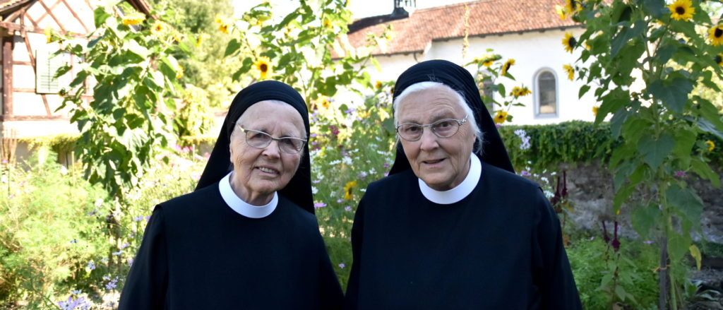 Schwester Fidelis Schmid (links) und Schwester Andrea Felder im Garten des Klosters Fahr. | © Barbara Ludwig