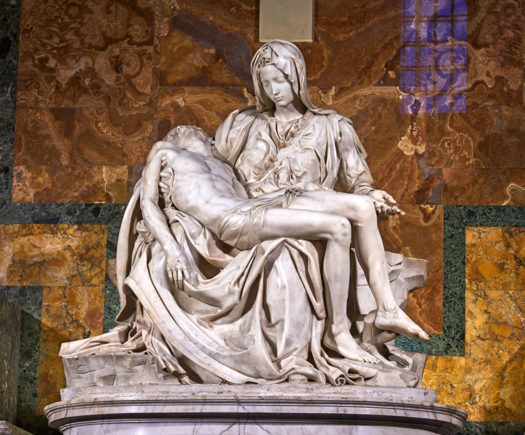 Maria mit dem Körper ihres gekreuzigten Sohnes: Die Pietà von Michelangelo, Marmor (1498/99).  | © Juan M. Romero/wikimedia