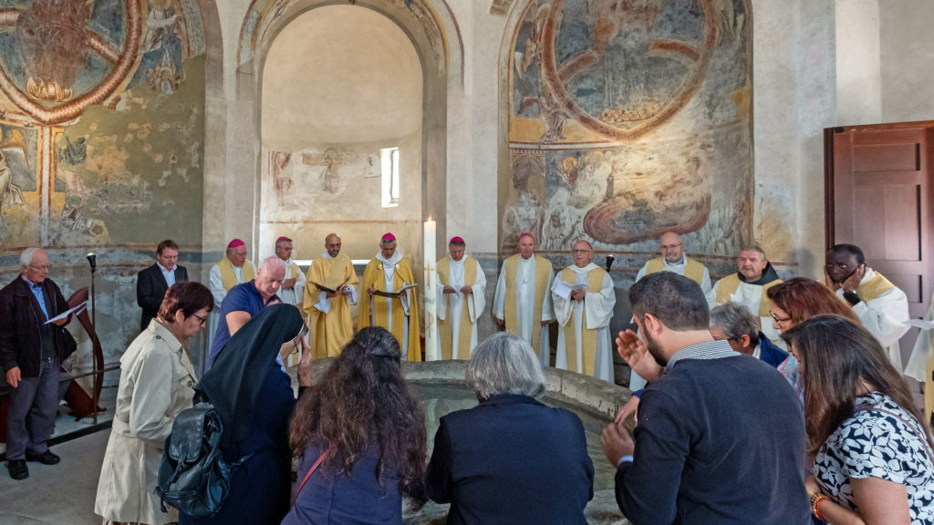 Am 1. Oktober eröffneten Bischöfe und weitere Gläubige den Weltmissionsmonat am Taufbecken im frühchristlichen Baptisterium von Riva San Vitale. | © marcogianinazzi, Missio

