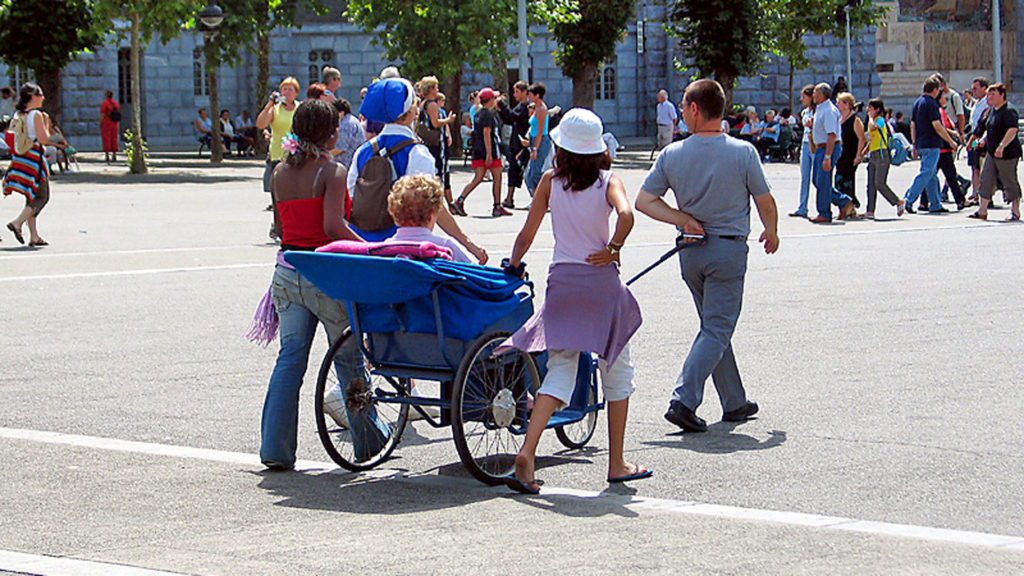 Ob mit dieser oder jener Behinderung, wir müssen mit uns zurechtkommen – die Voraussetzung dafür, auch andere anzunehmen (Szene aus Lourdes). | © Jean-Noël Lafargue/wikimedia