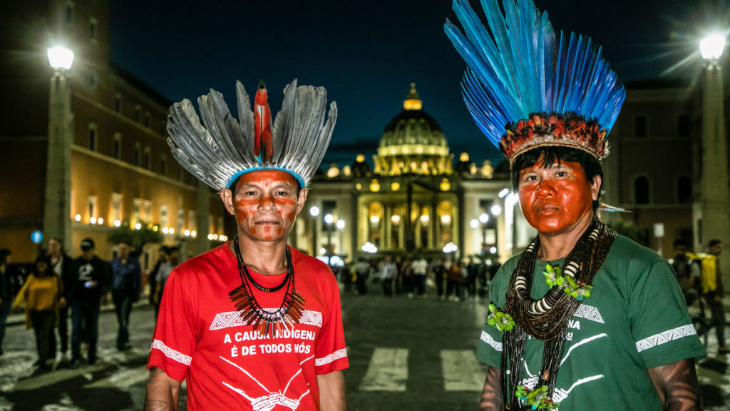 Amazonassynode im Vatikan: Indigene aus dem Amazonasgebiet vor dem Petersdom in Rom. | © KNA-Bild