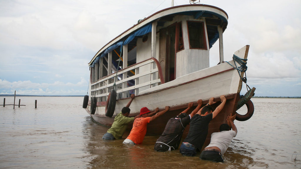 Festgefahren: Boot am Ufer der Amazonasgemeinde Santa Rita. | © Bastian Bernhardt/Adveniat 