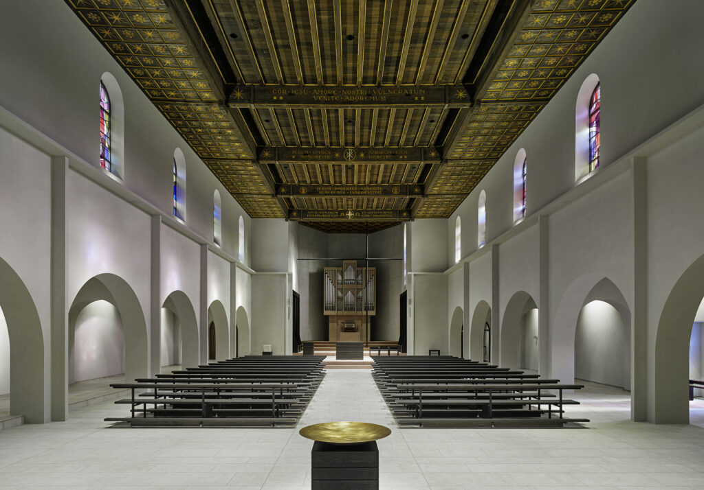 2019: Neukonzeption als Wegekirche, mit Längsachse vom Taufbecken zum Altar. | © Tom Bisig
