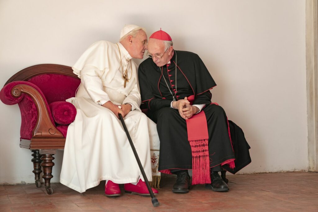Die beiden Päpste im Gespräch: Benedikt XVI. (Anthony Hopkins) und sein Nachfolger, Kardinal Bergoglio alias Franziskus (Jonathan Pryce). | © Netflix