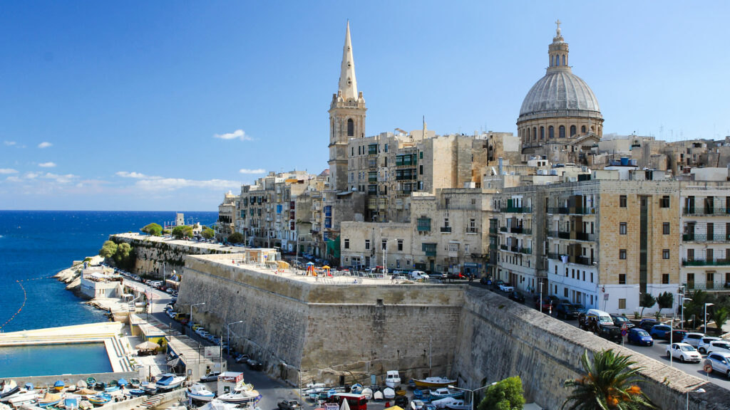 Der schlanke Turm der anglikanischen Prokathedrale St. Paul und die Kuppel der Karmelitenkirche prägen die Skyline von Maltas Hauptstadt La Valletta.
| © Oren Rozen/wikimedia