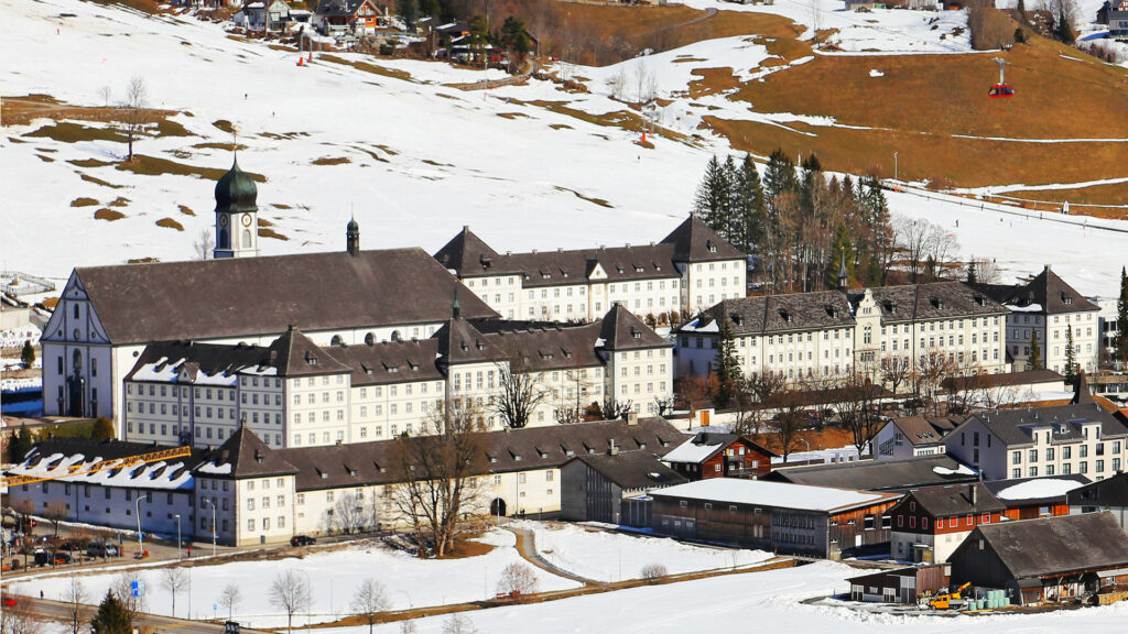 Blick auf den Gebäudekomplex des Klosters Engelberg. | © wikimedia/W. Bulach
