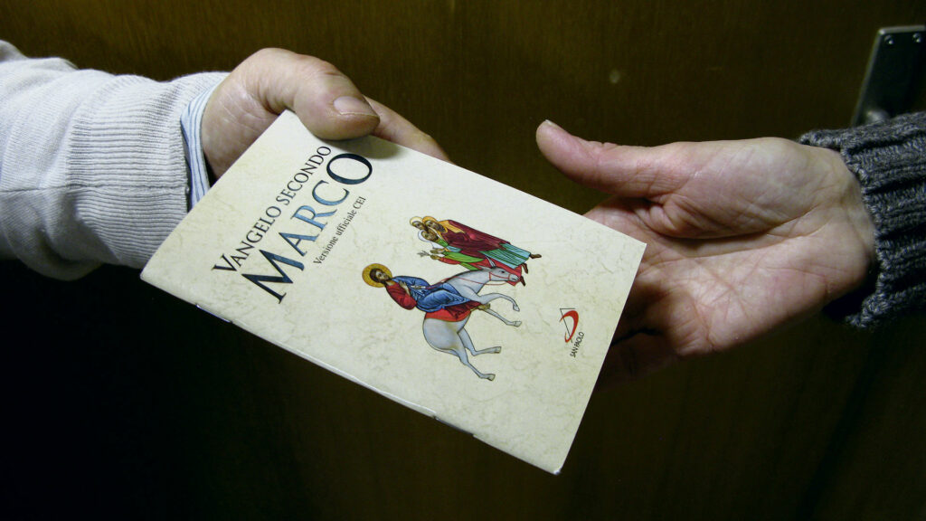 Die italienische Pfarrei San Pio X in Basel schenkt ihren Gottesdienstbesuchern am Sonntag eine handliche Taschenausgabe des Markusevangeliums. | © Christian von Arx