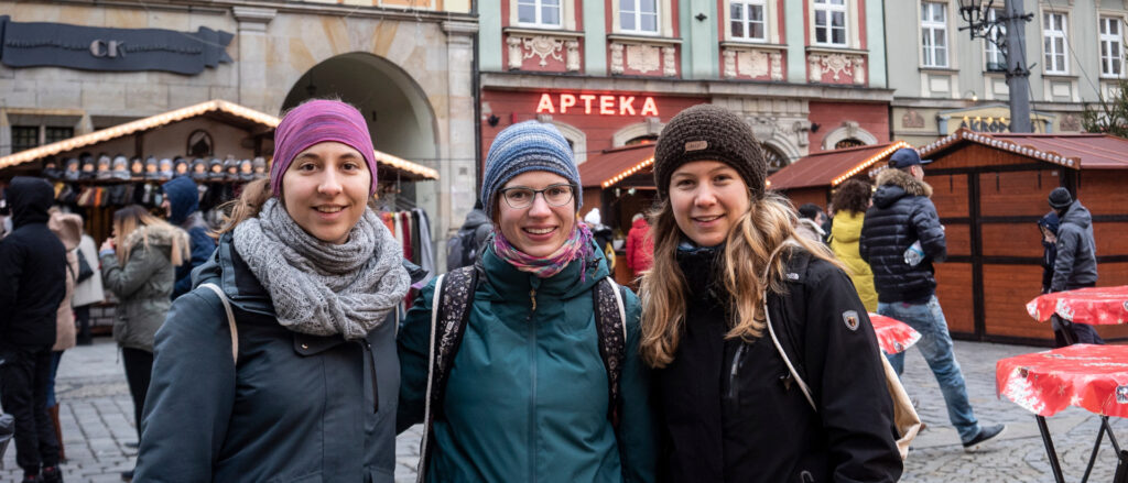 Die Schweizerinnen Noemi, Julia und Florina in der Altstadt von Breslau. | © Vera Rüttimann/kath.ch