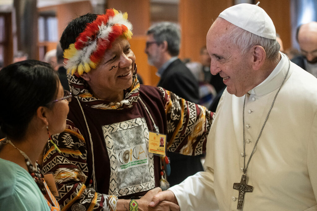 Papst Franziskus begrüsst Teilnehmer der Amazonas-Bischofssynode am 8. Oktober 2019 im Vatikan. | © kna.de