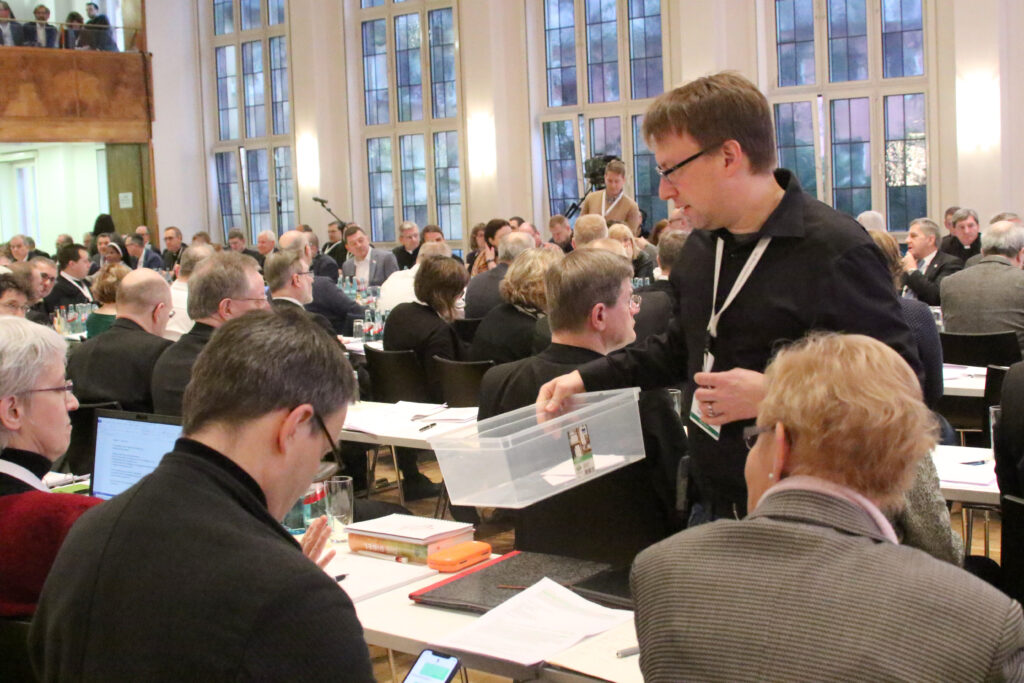 Abstimmung mit Zetteln zur Nachbesetzung der Foren an der ersten Synodalversammlung im Dominikanerkloster in Frankfurt am Main (Aufnahme vom 1. Februar 2020). | © Synodaler Weg/Malzkorn