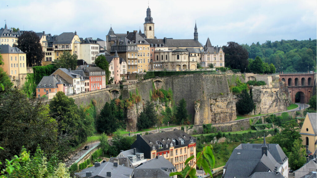 Blick auf die Altstadt von Luxemburg Stadt mit der St.-Michaels-Kirche (Bildmitte oben). Das älteste erhaltene sakrale Bauwerk der Stadt steht an der Stelle der einstigen Burgkapelle der Luxemburger Grafen. | © wikimedia/Francisco Anzola