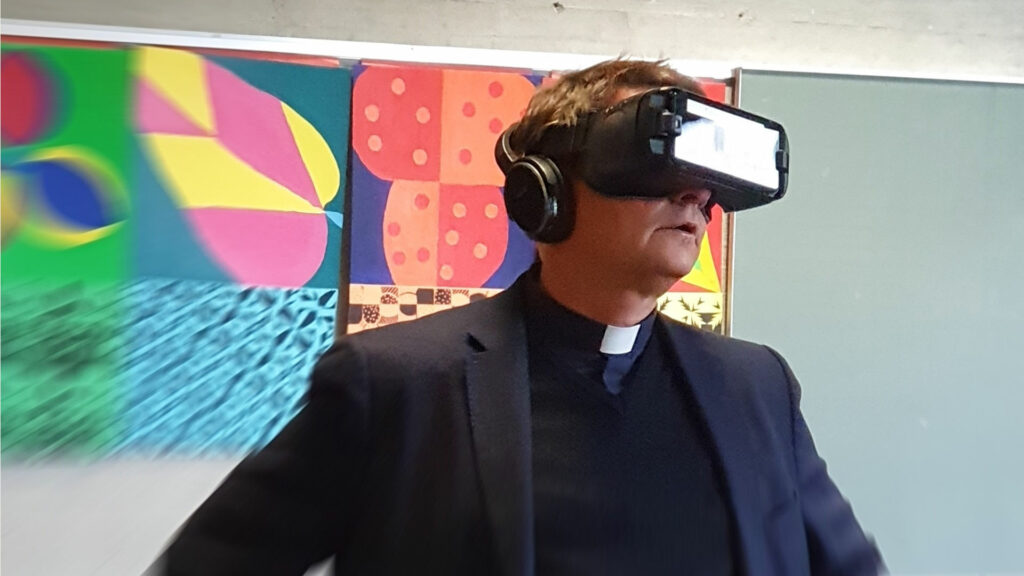 In eine virtuelle Kunstwelt eintauchen: Bischof Felix am Bistumsjugendtreffen 2019. | zVg