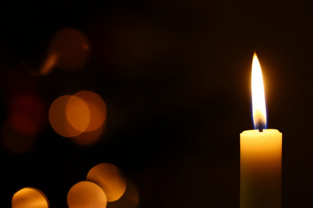 Jeweils am Donnerstag ab 20 Uhr sollen Kerzen auf den Fenstersimsen ein Zeichen der Verbundenheit, Gemeinschaft und Hoffnung setzen. | © BettinaF/pixelio.de