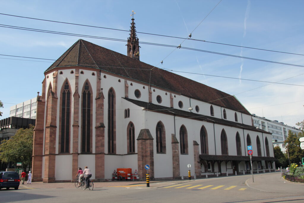 Die Predigerkirche am Totentanz befindet sich in direkter Nachbarschaft zum Universitätsspital Basel (im Hintergrund sichtbar). | © Basler24/wikimedia