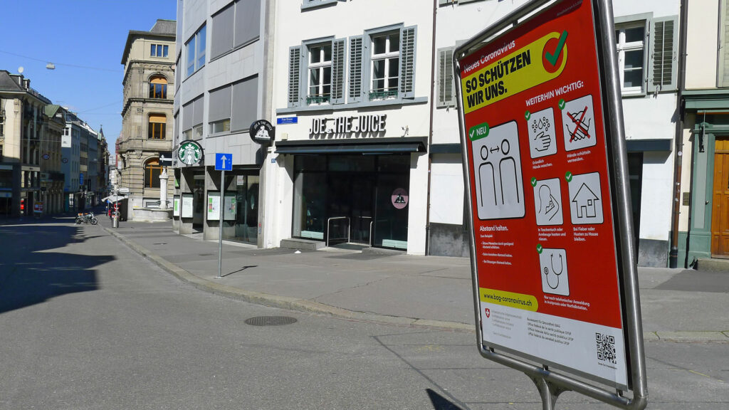Viele geschlossene Geschäfte und strenge Verhaltensregeln: Die Freie Strasse im Basler Stadtzentrum präsentierte sich am 31. März fast menschenleer. | © Regula Vogt-Kohler