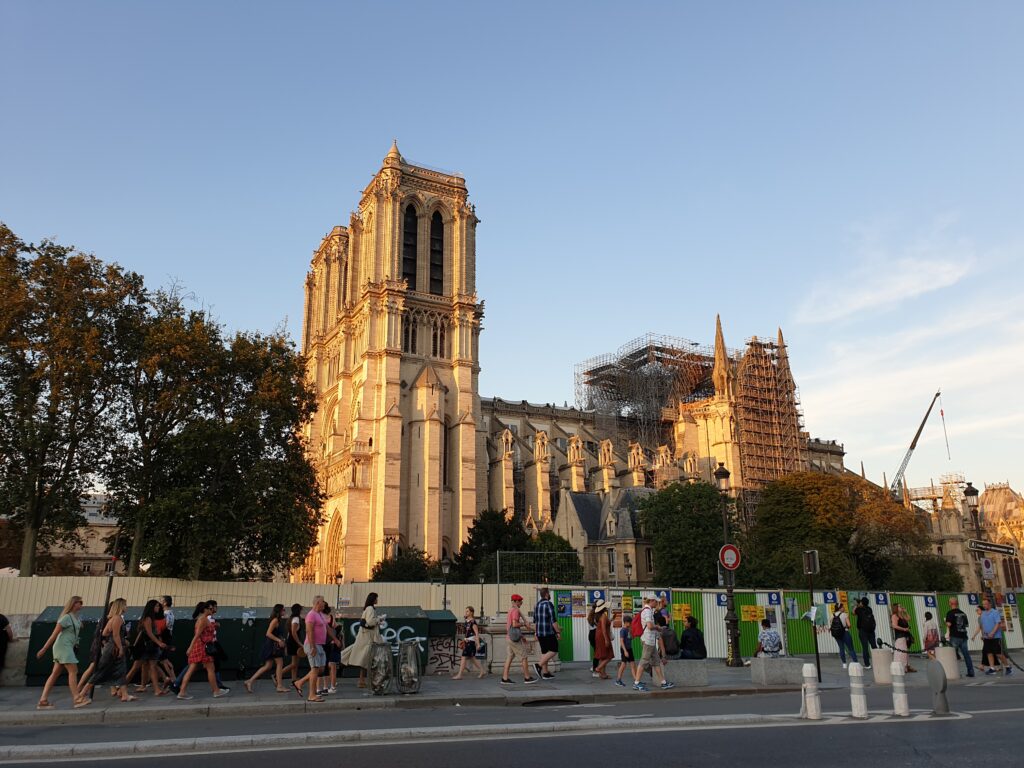 Die teilweise eingerüstete Pariser Kathedrale Notre-Dame im August 2019, vier Monate nach dem Brand.  | © wikimedia / Bretwa